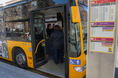 Una imatge d'un dels autobusos de la Línia 12 a una parada.