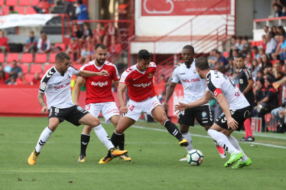 Maikel Mesa intenta marxar de tres jugadors de l'Albacete al mateix temps durant el partit de diumenge al Nou Estadi.