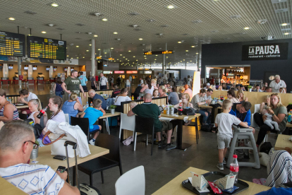Una de les cafeteries de l'Aeroport de Reus, ahir cap al migdia, plena d'usuaris.