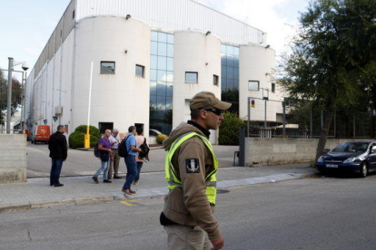 Agentes de paisano de la Guardia Civil delante la sede de Unipost en el Hositalet de Llobregat, el 19 de septiembre del 2017.