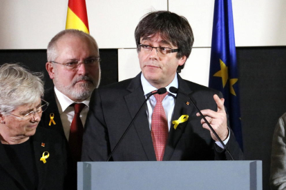 Carles Puigdemont, en Bruselas, flanqueado por Ponsatí, Monte, Serret y Comín.