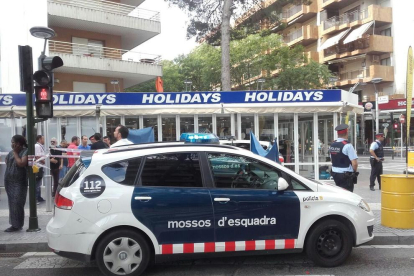 Los Mossos D'Esquadra se han trasladado hasta la calle Carles Buïgas, donde se ha producido la muerte.