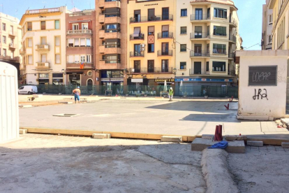 Els operaris ja treballen en la pavimentació de la plaça Corsini.