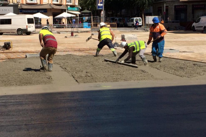 Los operarios ya trabajan en la pavimentación de la plaza Corsini.
