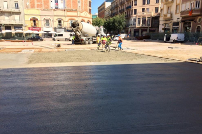 Els operaris ja treballen en la pavimentació de la plaça Corsini.