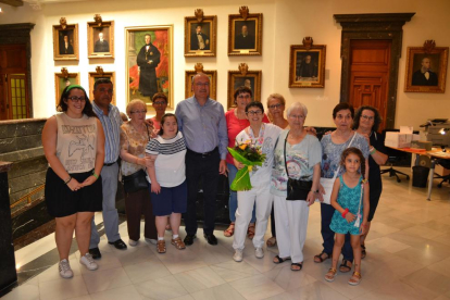 Fotografia de família de l'acte, on Pilar del Río sosté el ram de flors que se li ha regalat.