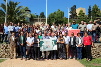 Pla general dels alcaldes, regidors i càrrecs electes del PSC del Camp de Tarragona fent-se una fotografia de família al parc de l'Amfiteatre de Tarragona.