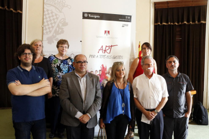 Plano general de la fotografía de familia del concejal de Cultura, Josep Maria Prats, con los representantes culturales que forman parte de la nueva programación de Teatres de Tarragona.