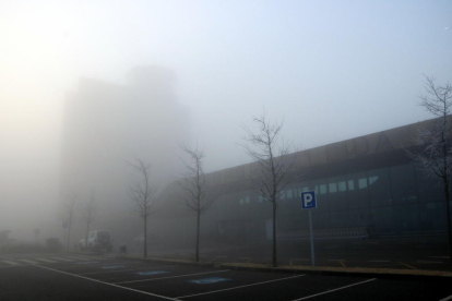 Imagen general del Aeropuerto de Lérida-Alguaire rodeado de niebla.