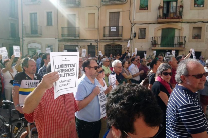 Concentración en la plaza de la Font, delante de el Ayuntamiento de Tarragona.