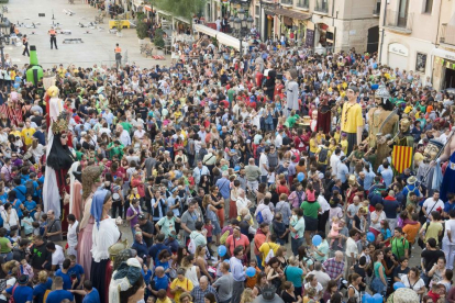 Imatge de la Tronada de l'any passat a la plaça de la Font, que enguany només acollirà els actes tradicionals i la revetlla del dia 22.