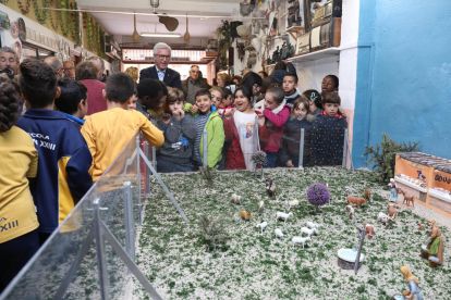 El alcalde Ballesteros con los alumnos de los colegios durante la inauguración del belén.