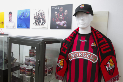 Aunque el equipo juega los amistosos sin el logo de Borges, las equipacions que se venden en la CF Reus Store lo siguen teniendo.