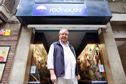 Jose Antonio davant l'aparador de la seva botiga, al carrer Canyelles de Tarragona.