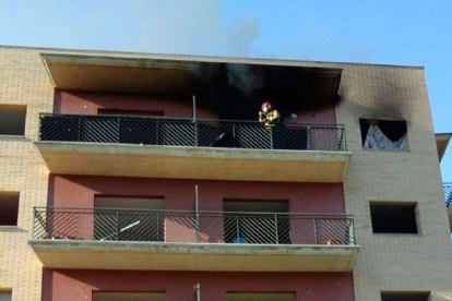 Imatge del pis incendiat a Constanti mentre treballaven els bombers