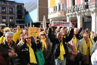 Imatge dels Avis de Reus manifestant-se a la plaça Mercadal de Reus
