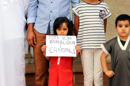 La comunidad musulmana, acompañada por vecinos y miembros de la corporación municipal, mostró su rechazo a los ataques terroristas de Barcelona y Cambrils.