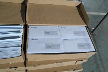 Imagen cedida por el Ministerio del Interior de notificaciones sobre las mesas electorales del 1-O decomisadas por la Guardia Civil el 19 de septiembre del 2017.