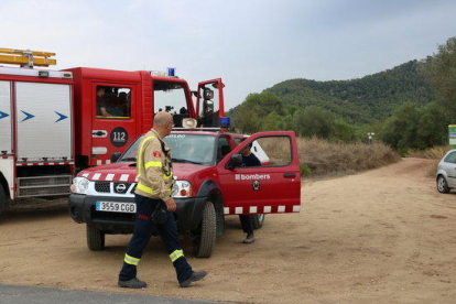 Pla general dels equips de bombers treballant al camí d'accés a la serra de Crestabocs de Subirats, on s'ha estavellat un ultralleuger el 31 d'agost de 2017