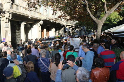 Pla general de la gent concentrada davant el Departament d'Economia i Finances amb la Guàrdia Civil al fons.