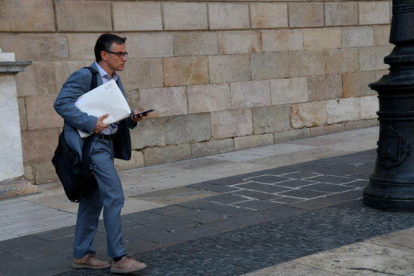 Imagen de archivo del secretario general de vicepresidencia y de Economia i Hisenda, Josep Maria Jové, saliendo del Palau de la Generalitat.