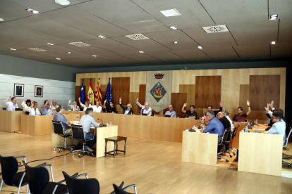 Plano general de los concejales del Ayuntamiento de Salou votando a favor de la moción contra la turismofòbia en el pleno extraordinario del 31 de agosto del 2017