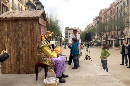 El Tió de l'Ateneu, instal·lat a la plaça de la Font.