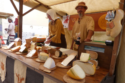 A les parades es poden comprar productes artesans com formatges, cerveses i embotits, entre d'altres.