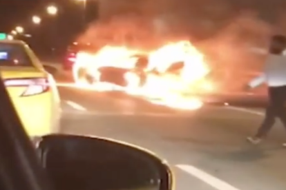 Captura d'un vñideo que mostra el moment en que Ahmad abandona el vehicle en flames i puja al taxi.
