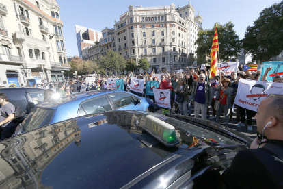 Protesta davant la conselleria d'Economia de la Generalitat per la intervenció policial.