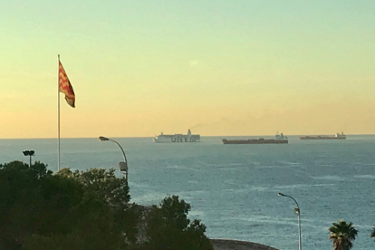 El vaixell que allotjava agents de les Forces de Seguretat de l'Estat marxant del Port de Tarragona.