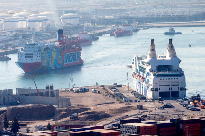 El vaixell Moby Dada, conegut com a 'Piolín', deixant aquest dijous el port de Barcelona.