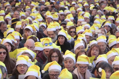 La nadala recull imatges de la cantada que es va fer diumenge a diferents ciutats cataanes.