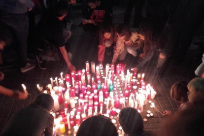 Valls ha encendido velas para protestar