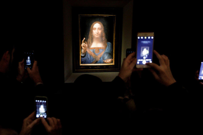 'Salvator Mundi' el cuadro de Leonardo Da Vinci, expuesto poco antes de la subasta.