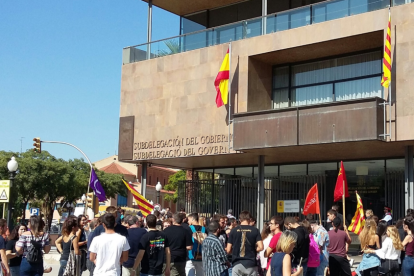 Imatge de la concentració davant la subdelegació del Govern a Tarragona.