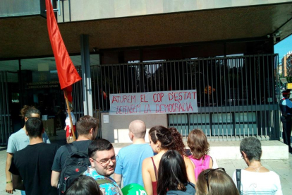 Los manifestantes han colgado una carta en el edificio en que se puede leer «Paremos el golpe de estado, defendamos la democracia».