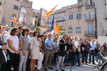 Plano general de la concentración en la plaza Gerard Vergés en Tortosa ante la delegación del Gobierno en las Tierras del Ebro, este 20 de septiembre de 2017