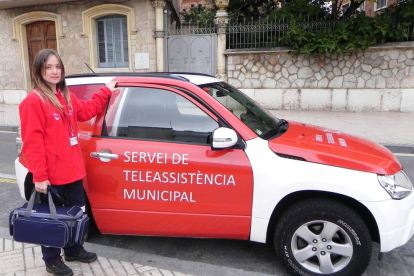 Imagen de archivo de una prestadora del Servicio de Teleasistencia Municipal de Reus con una unidad móvil.