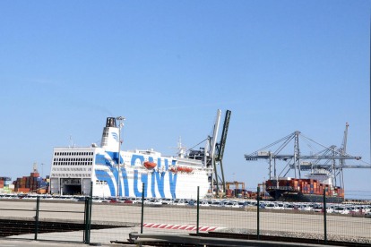 El creuer GNV Azzurra, atracat al Moll d'Andalusia del Port de Tarragona.