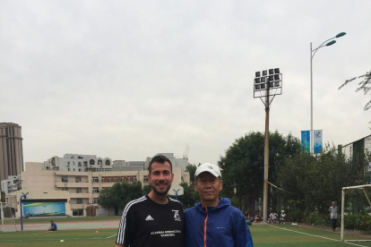 El jove reusenc, amb Wu Zhi, entrenador a la Xina.