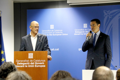 El conseller d'Afers Exteriors, Raül Romeva, amb el representant de la Generalitat de Catalunya davant la Unió Europea, Amadeu Altafaj.