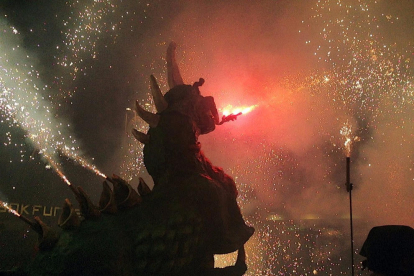 Encendido de un dragón en plena carretillada, en el marco de la última edición de 'Festivitas Bestiarum', la Noche del Bestiario Festivo.