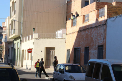 Vista general del despliegue policial para el cacheo de la policía española en el barrio del Grado de Amposta.