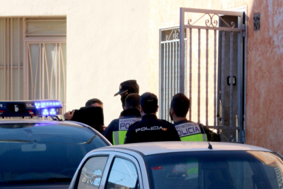 Agents de la policia espanyola fan entrar al cotxe una de les persones detingudes en l'operació contra la venda de drogues al detall a Amposta. Imatge del 16 de novembre de 2017