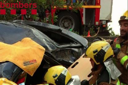 Cinc dotacions de Bombers s'han dirigit al lloc de l'accident per excarcerar el conductor del turisme accidentat.
