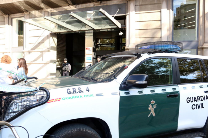 Imagen general con los coches y los agentes de la guardia civil en las puertas de la sede del ICF, en Barcelona.