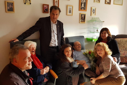 L'alcalde del municipi, Alfons Garcia, i els regidors Cristina Borràs, Elidia López i Jaume Ciré van visitar a l'homenatjat, acompanyat pels seus familiars.