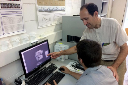 Els investigadors Domènec Puig i Andreu Sintas dissenyant la màscara en 3D.