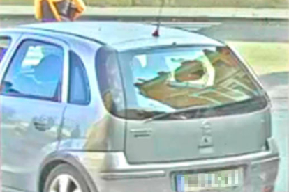 Imagen del coche desde donde el individuo cometió el tirón en El Vendrell.